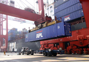 APL loading 'Ocean53' containers in the Philippines