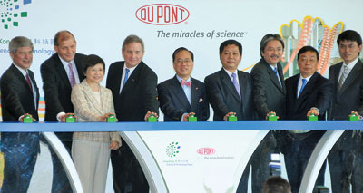 Hong Kong Chief Executive Mr Donald Tsang (center), the Mayor of the Shenzhen Municipal Government, Mr Xu Zongheng (fourth from right), and other government and DuPont officials officiate at the opening ceremony.