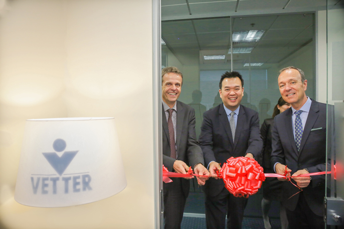 Attending the November 2014 ribbon-cutting ceremony for the opening of Vetter’s new representative office in Singapore were (from l. to r.) Thomas Otto (Managing Director Vetter), Kevin Lai (Executive Director, Biomedical Sciences EDB) and Peter Soelkner (Managing Director Vetter).