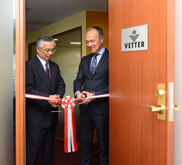 (from l. to r.) Dr. Hitoshi Kuboniwa (Senior Vice President and General Manager of Pharmaceutical Technology Division at Chugai Pharmaceutical Co., Ltd.) and Peter Soelkner (Managing Director Vetter) share in the cutting of the ribbon signaling the opening of the Vetter Pharma International Japan K.K. office, its second in the Asia Pacific region.