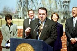 Arkansas Gov. Mike Huckabee (at podium)